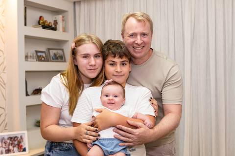 brasilia fotógrafa brasília df distrito federal baby bebe book melhor franco letícia lifestyle 4 meses mamãe mãe amametando pai brincando primo beijando avó dando leite no copo irmãos'