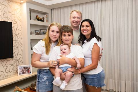 brasilia fotógrafa brasília df distrito federal baby bebe book melhor franco letícia lifestyle 4 meses mamãe mãe amametando pai brincando primo beijando avó dando leite no copo irmãos'