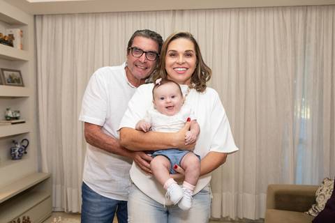 brasilia fotógrafa brasília df distrito federal baby bebe book melhor franco letícia lifestyle 4 meses mamãe mãe amametando pai brincando primo beijando avó dando leite no copo irmãos'