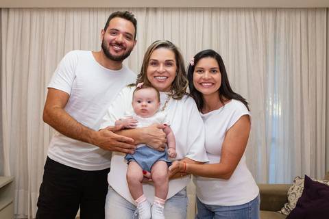 brasilia fotógrafa brasília df distrito federal baby bebe book melhor franco letícia lifestyle 4 meses mamãe mãe amametando pai brincando primo beijando avó dando leite no copo irmãos'