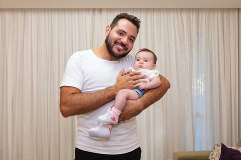 brasilia fotógrafa brasília df distrito federal baby bebe book melhor franco letícia lifestyle 4 meses mamãe mãe amametando pai brincando primo beijando avó dando leite no copo irmãos'
