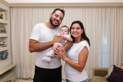 brasilia fotógrafa brasília df distrito federal baby bebe book melhor franco letícia lifestyle 4 meses mamãe mãe amametando pai brincando primo beijando avó dando leite no copo irmãos'