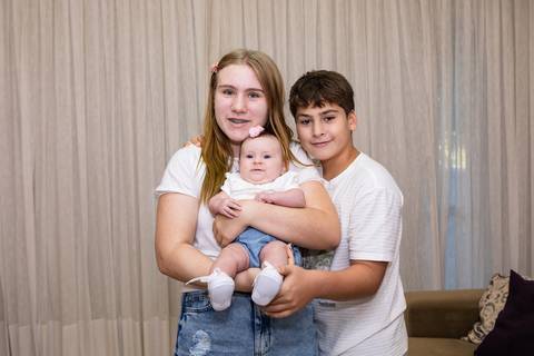 brasilia fotógrafa brasília df distrito federal baby bebe book melhor franco letícia lifestyle 4 meses mamãe mãe amametando pai brincando primo beijando avó dando leite no copo irmãos'