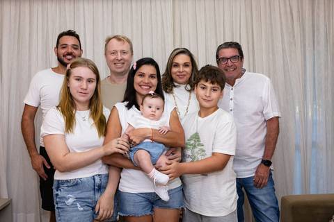 brasilia fotógrafa brasília df distrito federal baby bebe book melhor franco letícia lifestyle 4 meses mamãe mãe amametando pai brincando primo beijando avó dando leite no copo irmãos'