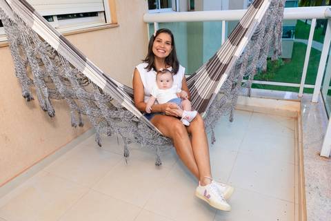 brasilia fotógrafa brasília df distrito federal baby bebe book melhor franco letícia lifestyle 4 meses mamãe mãe amametando pai brincando primo beijando avó dando leite no copo irmãos'