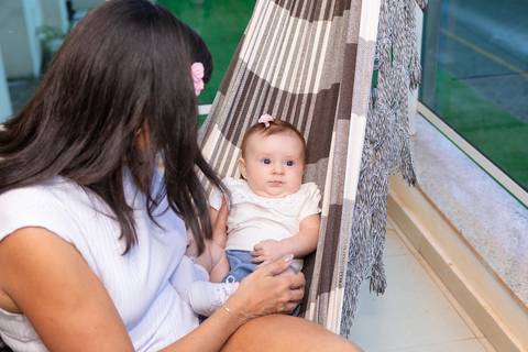 brasilia fotógrafa brasília df distrito federal baby bebe book melhor franco letícia lifestyle 4 meses mamãe mãe amametando pai brincando primo beijando avó dando leite no copo irmãos'