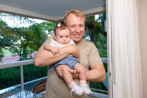 brasilia fotógrafa brasília df distrito federal baby bebe book melhor franco letícia lifestyle 4 meses mamãe mãe amametando pai brincando primo beijando avó dando leite no copo irmãos'