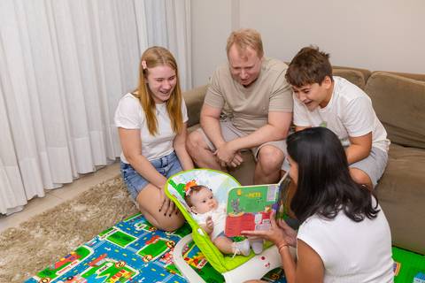 brasilia fotógrafa brasília df distrito federal baby bebe book melhor franco letícia lifestyle 4 meses mamãe mãe amametando pai brincando primo beijando avó dando leite no copo irmãos'