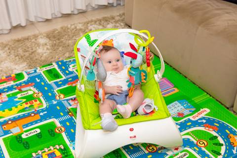 brasilia fotógrafa brasília df distrito federal baby bebe book melhor franco letícia lifestyle 4 meses mamãe mãe amametando pai brincando primo beijando avó dando leite no copo irmãos'