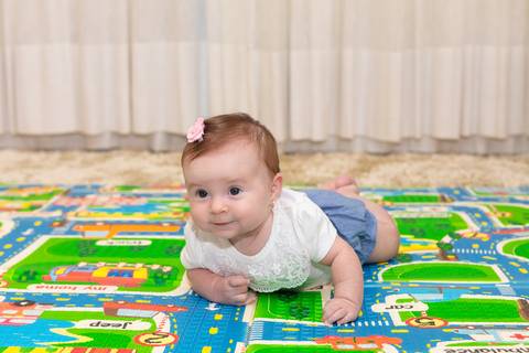 brasilia fotógrafa brasília df distrito federal baby bebe book melhor franco letícia lifestyle 4 meses mamãe mãe amametando pai brincando primo beijando avó dando leite no copo irmãos'