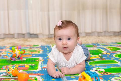 brasilia fotógrafa brasília df distrito federal baby bebe book melhor franco letícia lifestyle 4 meses mamãe mãe amametando pai brincando primo beijando avó dando leite no copo irmãos'