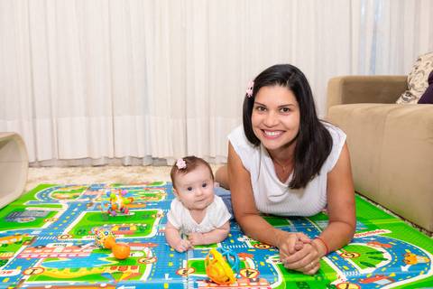 brasilia fotógrafa brasília df distrito federal baby bebe book melhor franco letícia lifestyle 4 meses mamãe mãe amametando pai brincando primo beijando avó dando leite no copo irmãos'