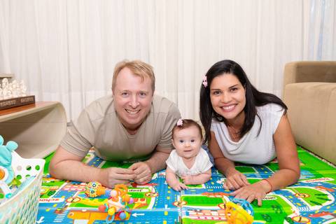 brasilia fotógrafa brasília df distrito federal baby bebe book melhor franco letícia lifestyle 4 meses mamãe mãe amametando pai brincando primo beijando avó dando leite no copo irmãos'