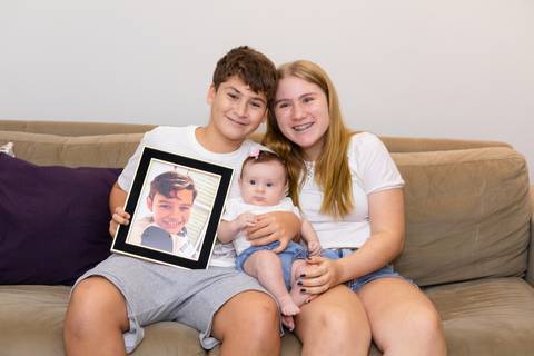 brasilia fotógrafa brasília df distrito federal baby bebe book melhor franco letícia lifestyle 4 meses mamãe mãe amametando pai brincando primo beijando avó dando leite no copo irmãos'