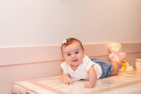 brasilia fotógrafa brasília df distrito federal baby bebe book melhor franco letícia lifestyle 4 meses mamãe mãe amametando pai brincando primo beijando avó dando leite no copo irmãos'