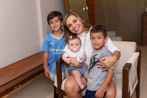 brasilia fotógrafa brasília df distrito federal baby bebe book melhor franco letícia lifestyle 4 meses mamãe mãe amametando pai brincando primo beijando avó dando leite no copo irmãos'