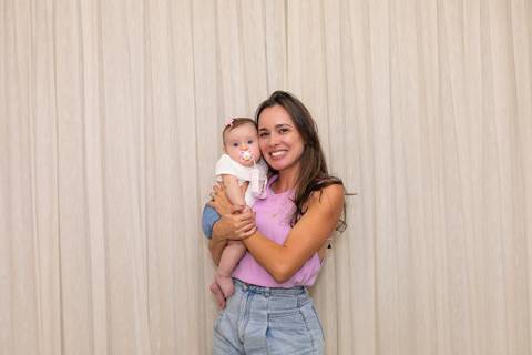 brasilia fotógrafa brasília df distrito federal baby bebe book melhor franco letícia lifestyle 4 meses mamãe mãe amametando pai brincando primo beijando avó dando leite no copo irmãos tia'