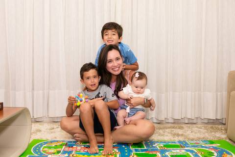 brasilia fotógrafa brasília df distrito federal baby bebe book melhor franco letícia lifestyle 4 meses mamãe mãe amametando pai brincando primo beijando avó dando leite no copo irmãos'