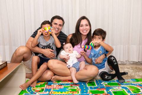 brasilia fotógrafa brasília df distrito federal baby bebe book melhor franco letícia lifestyle 4 meses mamãe mãe amametando pai brincando primo beijando avó dando leite no copo irmãos tios primos'