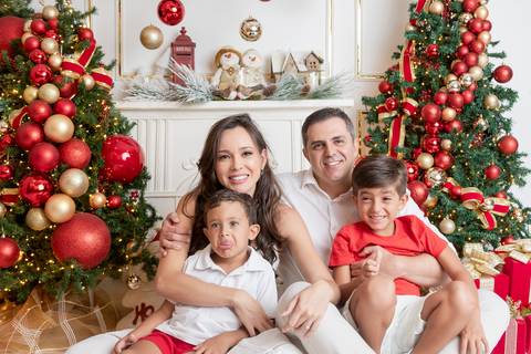 ensaio de natal bebê touca de papai noel brasilia df registrado pela fotógrafa letícia franco papai noel arvore guirlanda pijama carter's carters  trailer neve
'