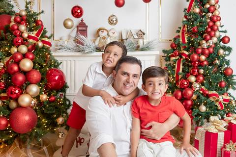 ensaio de natal bebê touca de papai noel brasilia df registrado pela fotógrafa letícia franco papai noel arvore guirlanda pijama carter's carters  trailer neve
'