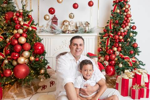 ensaio de natal bebê touca de papai noel brasilia df registrado pela fotógrafa letícia franco papai noel arvore guirlanda pijama carter's carters  trailer neve
'