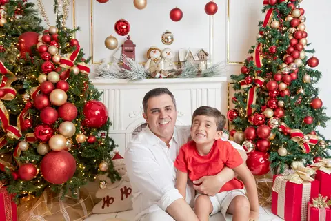 ensaio de natal bebê touca de papai noel brasilia df registrado pela fotógrafa letícia franco papai noel arvore guirlanda pijama carter's carters  trailer neve
'