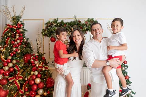 ensaio de natal bebê touca de papai noel brasilia df registrado pela fotógrafa letícia franco papai noel arvore guirlanda pijama carter's carters  trailer neve
'