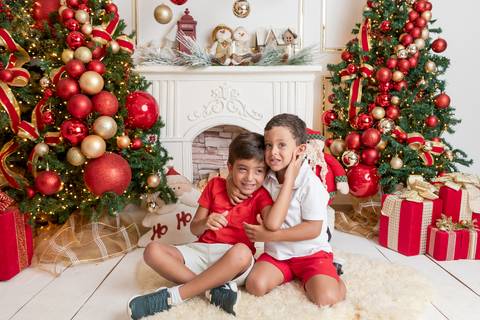 ensaio de natal bebê touca de papai noel brasilia df registrado pela fotógrafa letícia franco papai noel arvore guirlanda pijama carter's carters  trailer neve
'