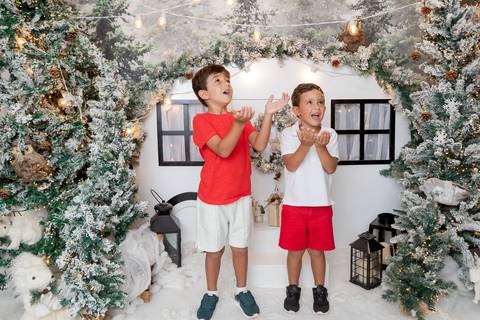 ensaio de natal bebê touca de papai noel brasilia df registrado pela fotógrafa letícia franco papai noel arvore guirlanda pijama carter's carters  trailer neve
'