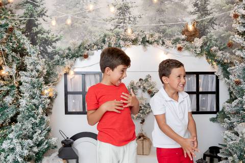 ensaio de natal bebê touca de papai noel brasilia df registrado pela fotógrafa letícia franco papai noel arvore guirlanda pijama carter's carters  trailer neve
'