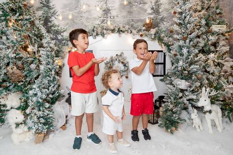 ensaio de natal bebê touca de papai noel brasilia df registrado pela fotógrafa letícia franco papai noel arvore guirlanda pijama carter's carters  trailer neve
'