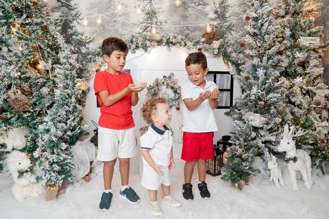 ensaio de natal bebê touca de papai noel brasilia df registrado pela fotógrafa letícia franco papai noel arvore guirlanda pijama carter's carters  trailer neve
'