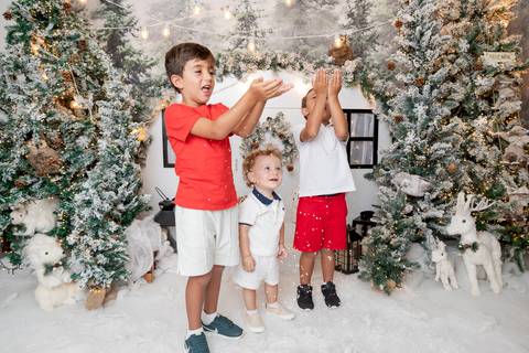 ensaio de natal bebê touca de papai noel brasilia df registrado pela fotógrafa letícia franco papai noel arvore guirlanda pijama carter's carters  trailer neve
'