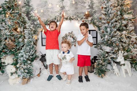 ensaio de natal bebê touca de papai noel brasilia df registrado pela fotógrafa letícia franco papai noel arvore guirlanda pijama carter's carters  trailer neve
'