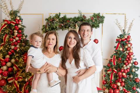 ensaio de natal bebê touca de papai noel brasilia df registrado pela fotógrafa letícia franco papai noel arvore guirlanda pijama carter's carters  trailer neve
'