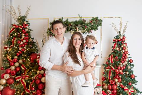 ensaio de natal bebê touca de papai noel brasilia df registrado pela fotógrafa letícia franco papai noel arvore guirlanda pijama carter's carters  trailer neve
'