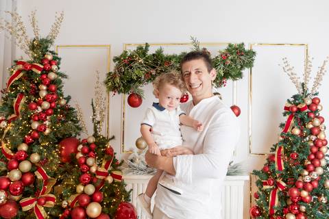 ensaio de natal bebê touca de papai noel brasilia df registrado pela fotógrafa letícia franco papai noel arvore guirlanda pijama carter's carters  trailer neve
'