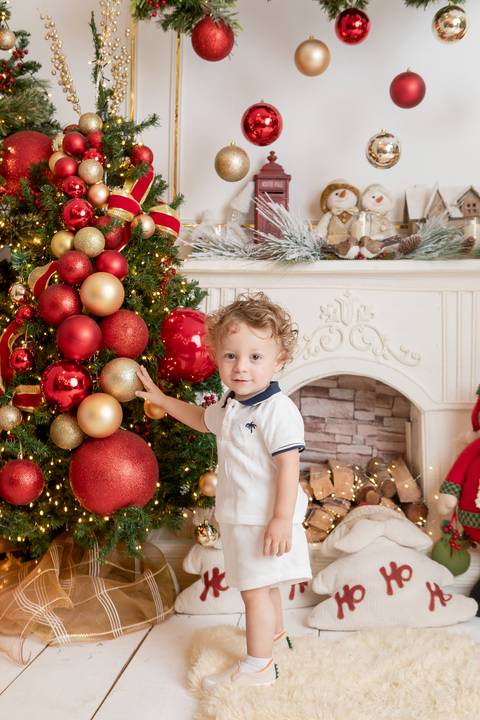 ensaio de natal bebê touca de papai noel brasilia df registrado pela fotógrafa letícia franco papai noel arvore guirlanda pijama carter's carters  trailer neve
'