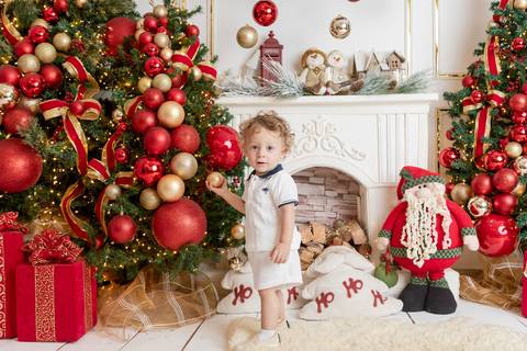 ensaio de natal bebê touca de papai noel brasilia df registrado pela fotógrafa letícia franco papai noel arvore guirlanda pijama carter's carters  trailer neve
'