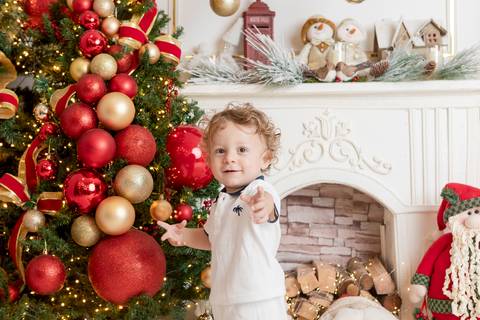 ensaio de natal bebê touca de papai noel brasilia df registrado pela fotógrafa letícia franco papai noel arvore guirlanda pijama carter's carters  trailer neve
'