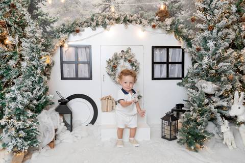 ensaio de natal bebê touca de papai noel brasilia df registrado pela fotógrafa letícia franco papai noel arvore guirlanda pijama carter's carters  trailer neve
'