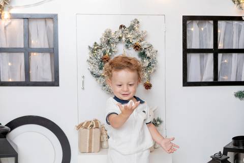 ensaio de natal bebê touca de papai noel brasilia df registrado pela fotógrafa letícia franco papai noel arvore guirlanda pijama carter's carters  trailer neve
'