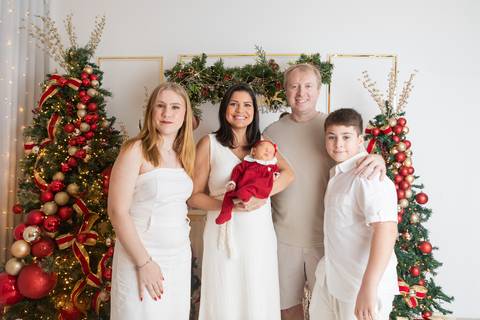 ensaio de natal bebê touca de papai noel brasilia df registrado pela fotógrafa letícia franco papai noel arvore guirlanda pijama carter's carters  trailer neve
'