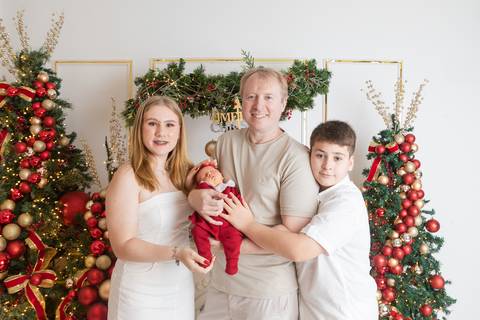 ensaio de natal bebê touca de papai noel brasilia df registrado pela fotógrafa letícia franco papai noel arvore guirlanda pijama carter's carters  trailer neve
'