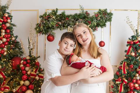 ensaio de natal bebê touca de papai noel brasilia df registrado pela fotógrafa letícia franco papai noel arvore guirlanda pijama carter's carters  trailer neve
'