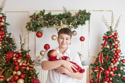 ensaio de natal bebê touca de papai noel brasilia df registrado pela fotógrafa letícia franco papai noel arvore guirlanda pijama carter's carters  trailer neve
'