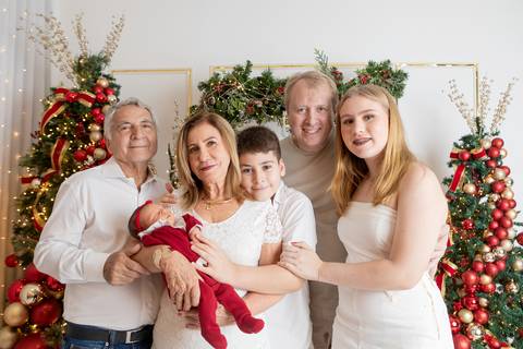 ensaio de natal bebê touca de papai noel brasilia df registrado pela fotógrafa letícia franco papai noel arvore guirlanda pijama carter's carters  trailer neve
'