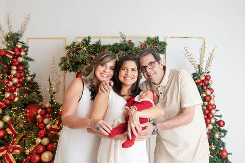 ensaio de natal bebê touca de papai noel brasilia df registrado pela fotógrafa letícia franco papai noel arvore guirlanda pijama carter's carters  trailer neve
'