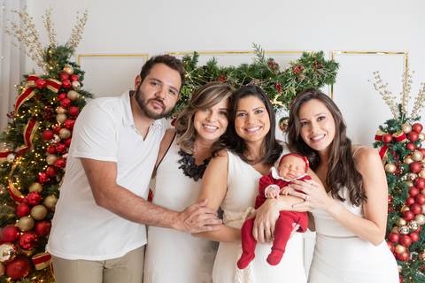 ensaio de natal bebê touca de papai noel brasilia df registrado pela fotógrafa letícia franco papai noel arvore guirlanda pijama carter's carters  trailer neve
'